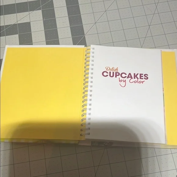 Delish Cupcakes by Color Book - Picture 6 of 8